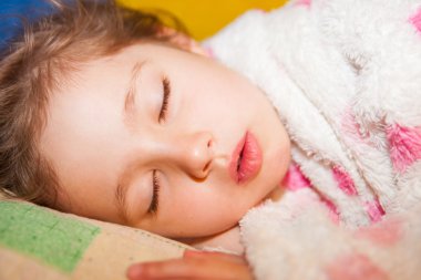 Uyuyan güzel kız