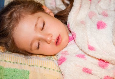 Uyuyan güzel kız