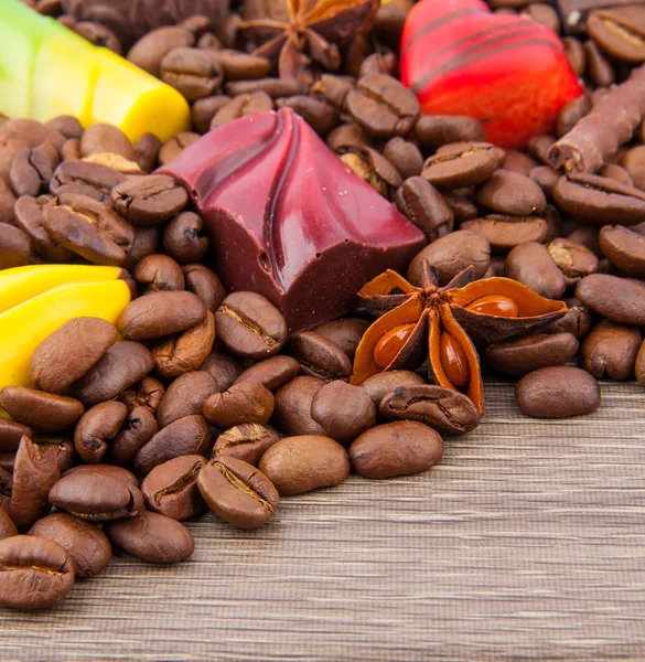 Granos de café y caramelos — Foto de Stock