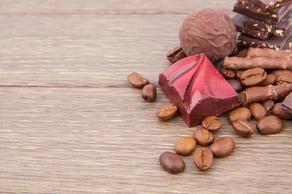 Chocolate y granos de café — Foto de Stock