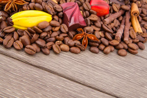 Granos de café y caramelos — Foto de Stock