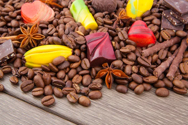 Granos de café y caramelos — Foto de Stock