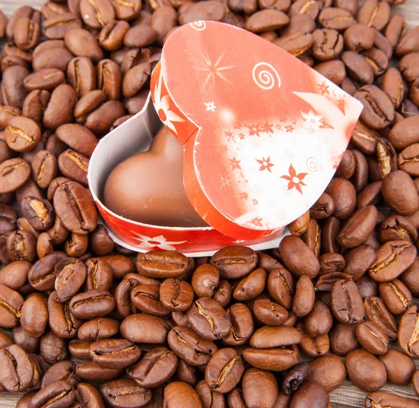 Coração doce em grãos de café — Fotografia de Stock