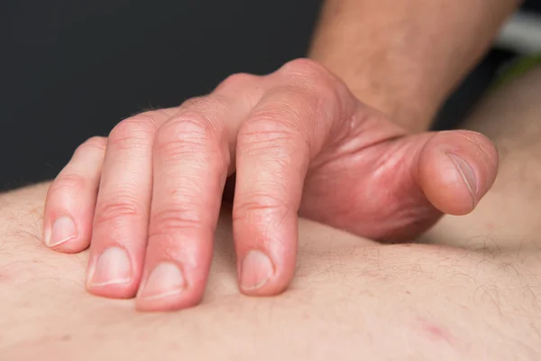 Massaggiatore sportivo al lavoro — Foto Stock
