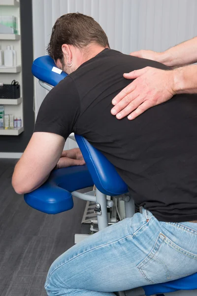 Massagista esportivo no trabalho — Fotografia de Stock