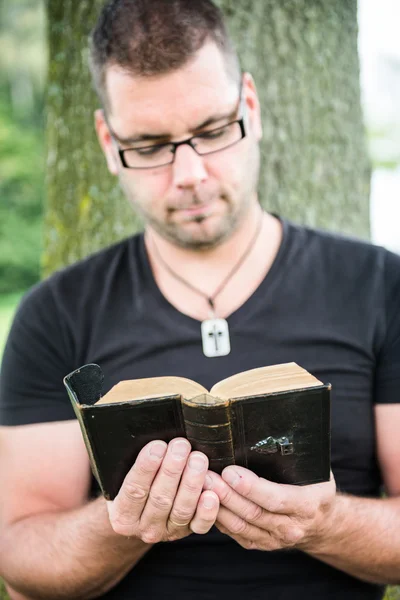 Homme lisant une Bible — Photo