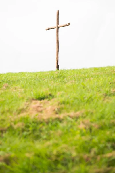 Cruz de madera en una colina — Foto de Stock