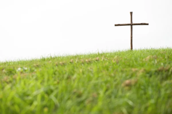 Cruz de madera en una colina — Foto de Stock