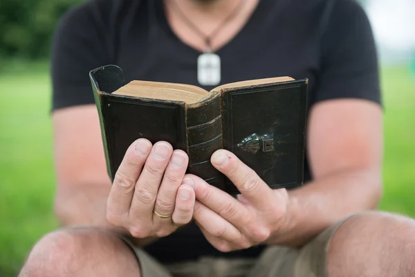 Muž čtení bible — Stock fotografie