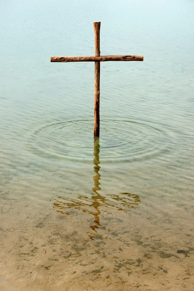 Croce di legno in acqua Foto Stock