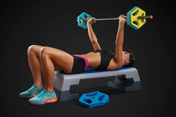 Entrenamiento de mujer fitness con barra de pesas —  Fotos de Stock