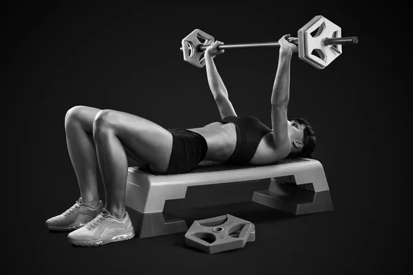 Fitness mulher treino com barra — Fotografia de Stock