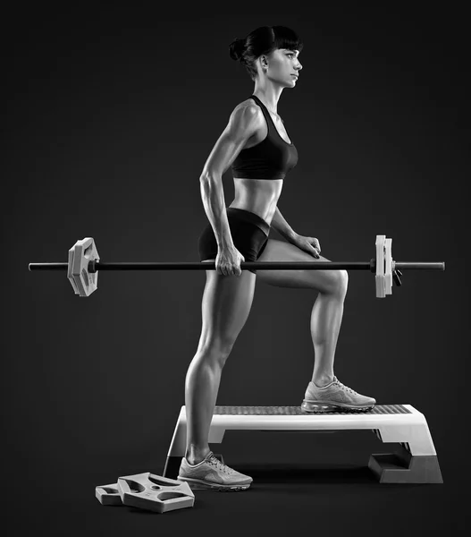 Entrenamiento de mujer fitness con barra de pesas en el gimnasio — Foto de Stock