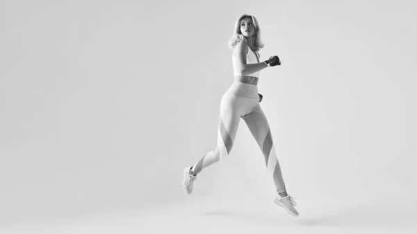 Motivovaný šťastný fit sportovní žena běží — Stock fotografie