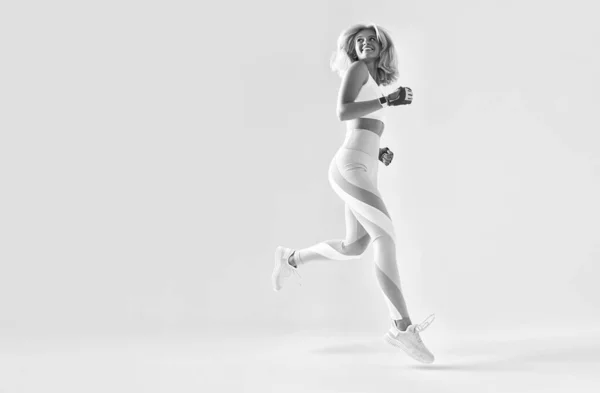 Vit kvinna i sportkläder löpning — Stockfoto