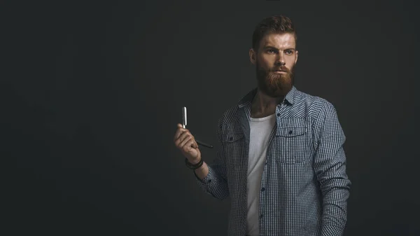 Retrato de hombre barbudo con navaja de afeitar —  Fotos de Stock