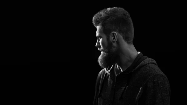 Черно Белый Снимок Профиля Молодой Красивый Серьезный Бородатый Мужчина Изолирован — стоковое фото