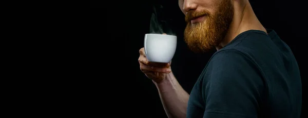 Taza de café expreso en la mano del barbudo —  Fotos de Stock