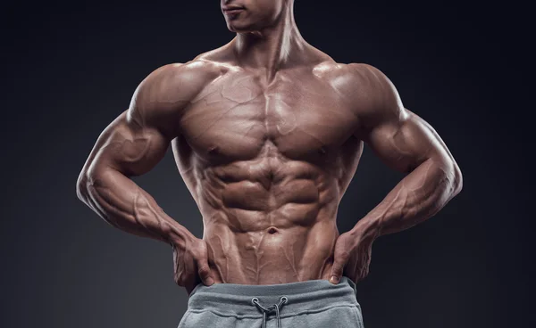 Schöner kraftvoller, athletischer junger Mann mit großer Physis — Stockfoto