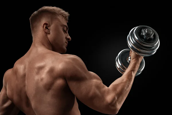 Hombre atlético guapo haciendo ejercicio con pesas —  Fotos de Stock