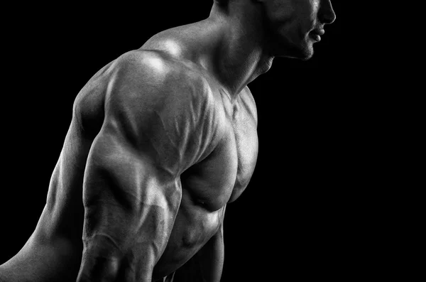 Vacker muskulös bodybuilder poserar över svart bakgrund — Stockfoto