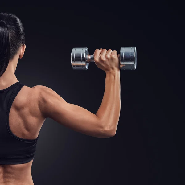 Mujer fitness en los músculos de entrenamiento de la espalda con mancuernas —  Fotos de Stock
