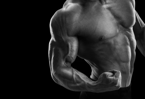 Attractive fitness atleta masculino mostrando seu bíceps — Fotografia de Stock