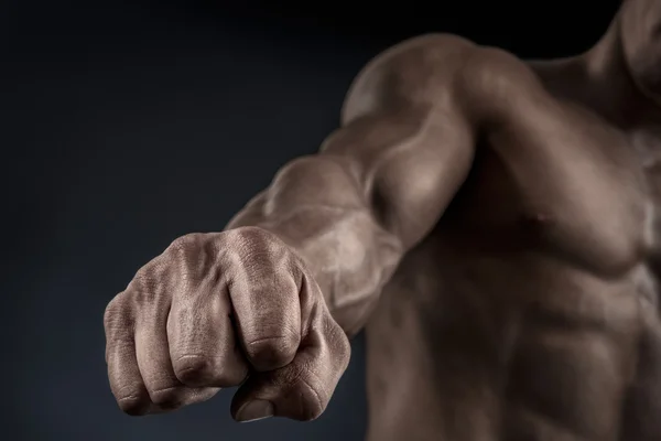 Primer plano del brazo y el núcleo musculares atléticos — Foto de Stock