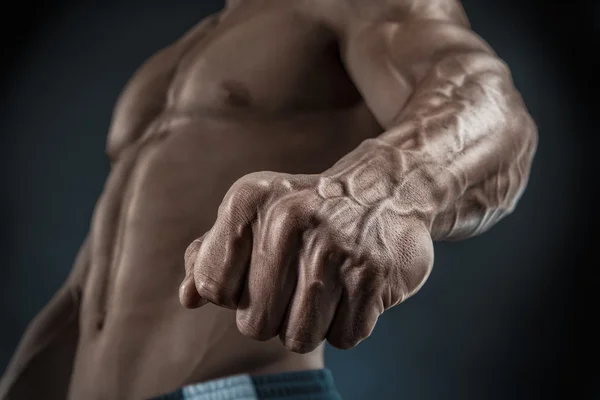 Primer plano del brazo y el torso musculares atléticos —  Fotos de Stock