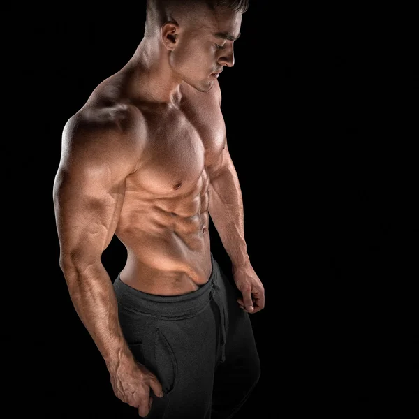 Fit junge Bodybuilder Fitness männliche Modell posiert — Stockfoto