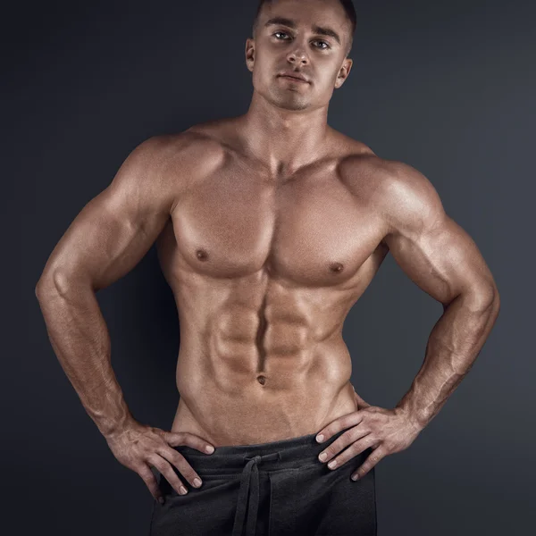 Muskulöser Mann mit dunklem Hintergrund — Stockfoto