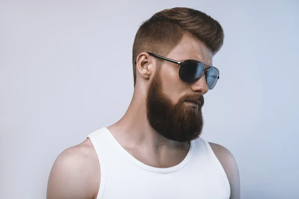 Homme barbu portant des lunettes de soleil — Photo