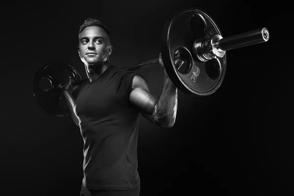 Muscular homem formação agachamentos com sinos sobre a cabeça — Fotografia de Stock