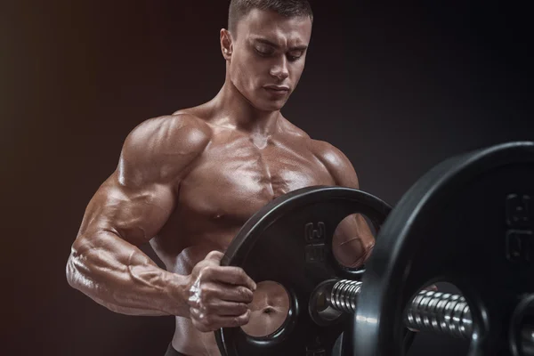 Bodybuilder prepare to do exercises with barbell — Stock Photo, Image
