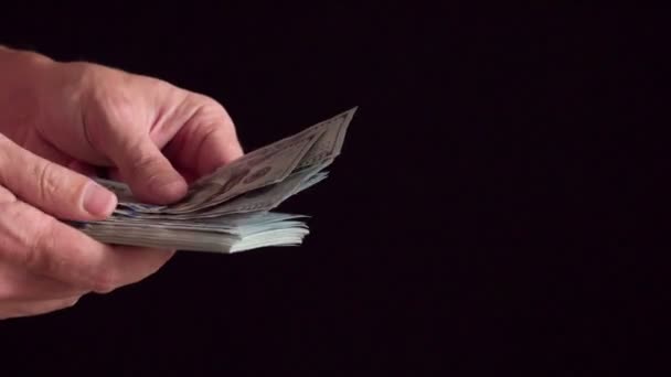 Руки перераховують пакет грошей — стокове відео