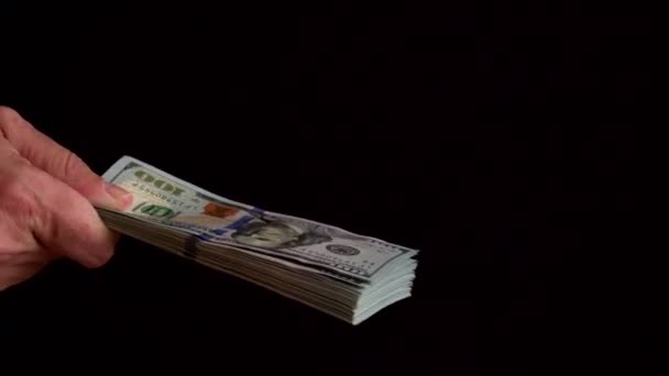 Hand met een bundel van geld — Stockvideo