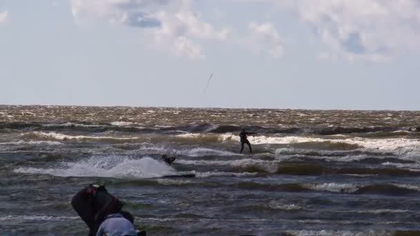 12 julio 2016 San Petersburgo. entusiastas del kitesurf cabalgando en olas — Vídeo de stock