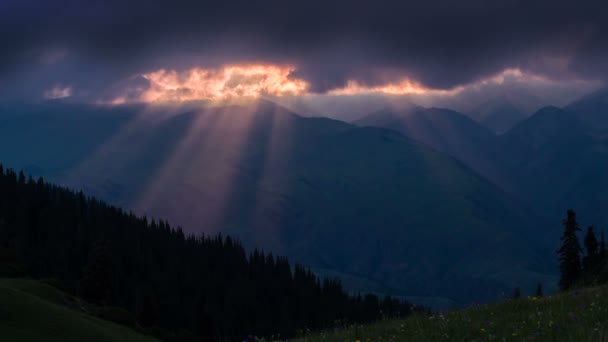 Rayos de sol a través de nubes — Vídeos de Stock