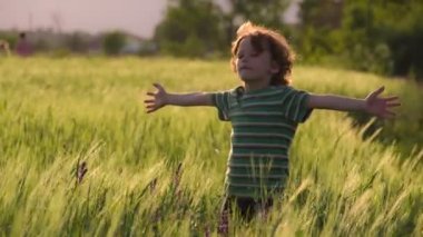 Buğday alanında komik çocuk