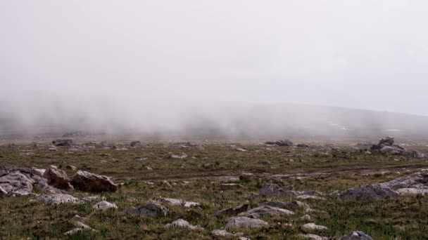 Misty Hill com pedras — Vídeo de Stock