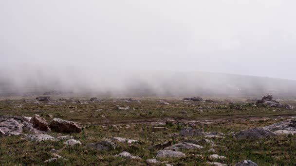 Misty Hill con piedras — Vídeo de stock