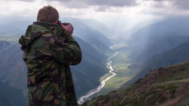 Fotoğrafçı fotoğraf çekiyor. — Stok video