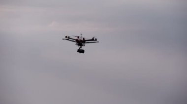 Helikopter çekim sırasında taşır