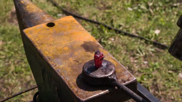 Martillos golpeando el yunque — Vídeos de Stock