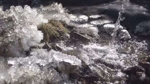 Salpicaduras de hielo en el sol — Vídeos de Stock