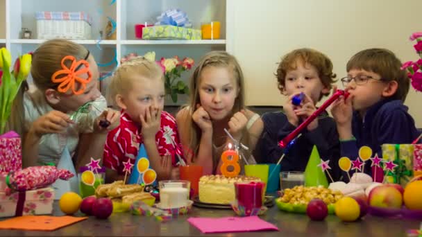 Cumpleaños chica sopla las velas — Vídeos de Stock