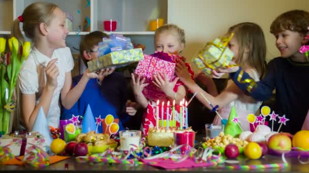 Ontvangen van geschenken in verjaardag — Stockvideo