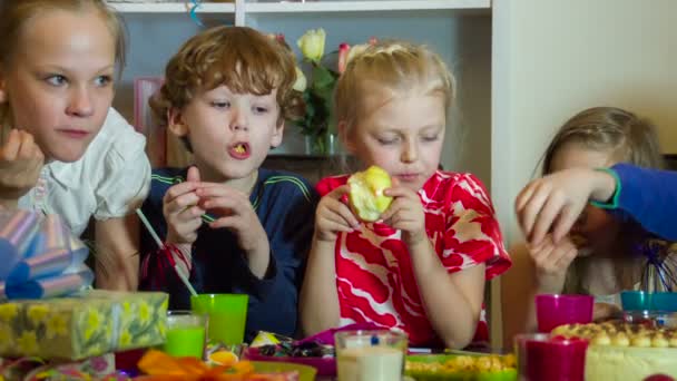 Niños en la mesa festiva — Vídeos de Stock