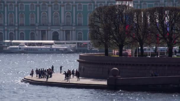 Vasilyevsky ストレルカの観光客 — ストック動画