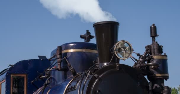 Vieja locomotora de vapor — Vídeos de Stock